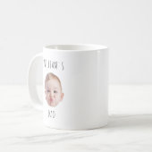 Moderner Vater mit Kindernamen Daddy gibt Babygefü Kaffeetasse (Vorderseite Links)