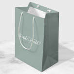 Moderner Vorschlag für eine Personalisierte Brides Mittlere Geschenktüte<br><div class="desc">Moderne Personalisierte Bridesmaid-Geschenktasche mit dem Titel "Werden Sie meine Bridesmaid?" in Weiß auf schlängelgrünem Hintergrund. Auch perfekt für Trauzeugin,  Blume Mädchen und mehr.</div>