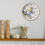 Moderner Wasserfarbengel, Monogramm-Holzwand Uhr<br><div class="desc">Diese "Bird"-Wanduhr verfügt über einen Aquarellvogel mit einem eigenen Monogramm Familiennamen.</div>