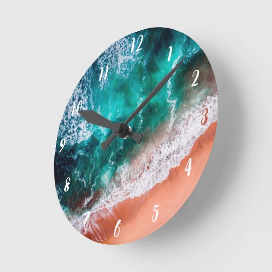 Moderner Wassersportstrand am blauen Meer Runde Wanduhr (Winkel)