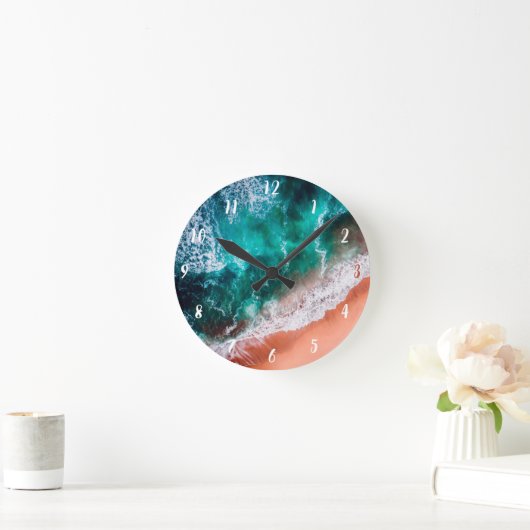Moderner Wassersportstrand am blauen Meer Runde Wanduhr (Zuhause)