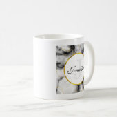 Moderner weißer grauer Marmor mit Goldband-Monogra Kaffeetasse (VorderseiteRechts)