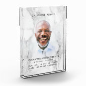 Moderner, weißer Marmor im Foto der Erinnerung (Links)