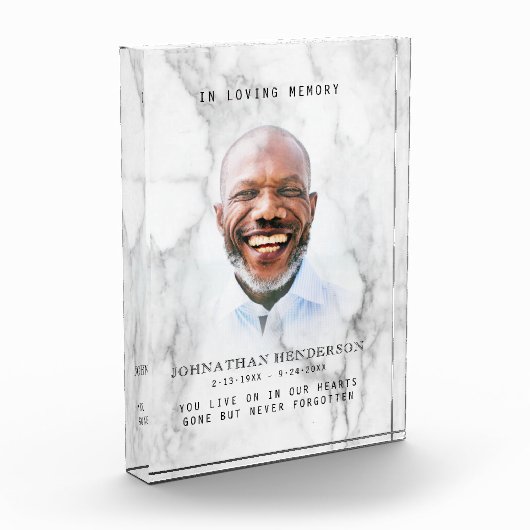 Moderner, weißer Marmor im Foto der Erinnerung (Links)