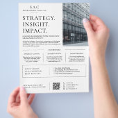Moderner Weißer QR-Code Professional Consultant Flyer (Hand)