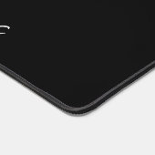 Moderner weißer Skriptname auf der schwarzen Schre Schreibtischunterlage (Ecke)