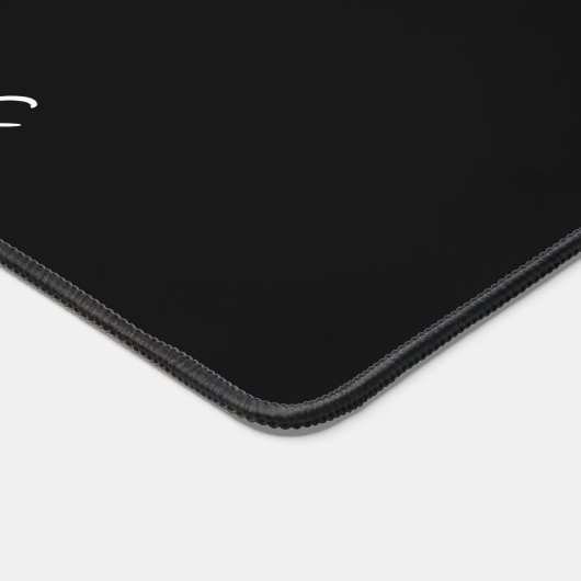 Moderner weißer Skriptname auf der schwarzen Schre Schreibtischunterlage (Ecke)