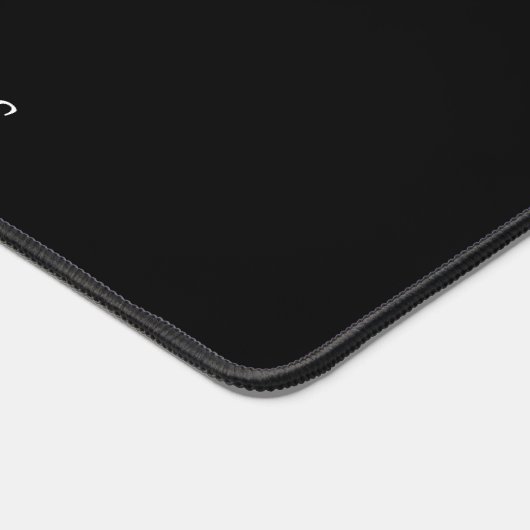 Moderner weißer Skriptname auf der schwarzen Schre Schreibtischunterlage (Ecke)