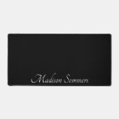 Moderner weißer Skriptname auf der schwarzen Schre Schreibtischunterlage (Vorderseite)