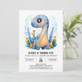 Moderner Whimsical Custom Dinosaur Boy Geburtstag Einladung (Stehend Vorderseite)