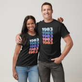 Moderner, wiederholter Text 1983 T-Shirt (Unisex)