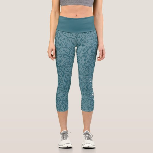 Moderner, wirbelnder Musterskriptname - tiefblau Capri Leggings (Vorderseite)
