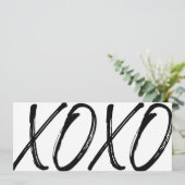 Moderner XOXO-Gutschein mit schwarz-weißer Geschen Einladung (Stehend Vorderseite)