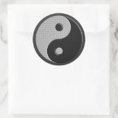 Moderner Yin Yang in Carbon Fibre Print Style Runder Aufkleber (Tasche)