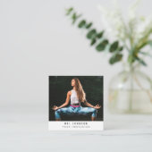 Moderner Yoga Fitness Instructor QR Code Quadratische Visitenkarte (Stehend Vorderseite)