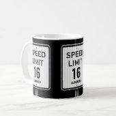 Modernes 16. Geburtstags-Geschwindigkeits-Schild Kaffeetasse (Vorderseite Links)