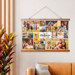 Modernes 17-Bild Collage Monogram Script Name Wandteppich Mit Holzrahmen<br><div class="desc">Erstellen Sie eine personalisierte, individuell angepasste Farbkollage mit 36x26" Wandtapete, die dieses leicht hochzuladende Foto mit 17 Aufnahmen in verschiedenen Formen und Größen vor einem bearbeitbaren, weißen Hintergrund mit einem Monogramm und Familiennamen oder dem Namen des Individuums in der Auswahl der Schriftart-Stile und -Farben (mit einem klassischen Monogramm in Gold...</div>