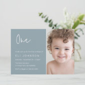 Modernes 1. Geburtstag Party Dusty Blue Foto Einladung (Stehend Vorderseite)