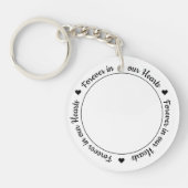 Modernes 2-Foto-Memorial für immer in unserem Herz Schlüsselanhänger (Vorderseite)