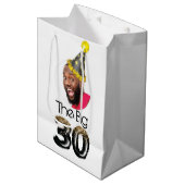 Modernes 30. Geburtstag Foto Personalisiert Mittlere Geschenktüte (Vorderseite Schrägansicht)