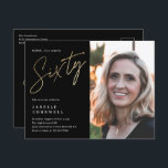 Modernes 60. Geburtstag Foto Black & Gold Script Einladungspostkarte<br><div class="desc">Moderne minimalistische 60. Geburtstagsfeier Einladung mit stilvollen Imitate Gold-Folie Nummer handgeschriebene Drehbuch Sixty und Ihre Party-Details in klassischen Serif-Schriftart auf schwarzem Hintergrund,  einfach und elegant,  große Überraschungsmeilenstein Geburtstagseinladung für Damen und Herren.</div>