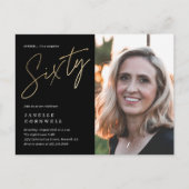 Modernes 60. Geburtstag Foto Black & Gold Script Einladungspostkarte (Vorderseite)