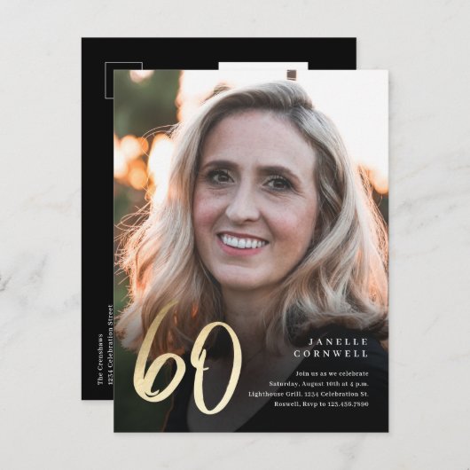 Modernes 60. Geburtstag Foto Black & Gold Script Einladungspostkarte (Vorne/Hinten)