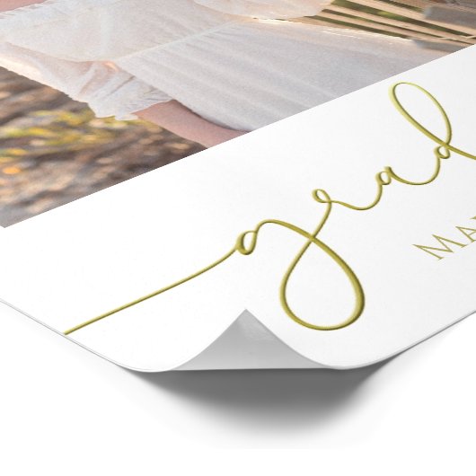 Modernes Abschluss Foto Elegantes Gold Script Poster (Ecke)