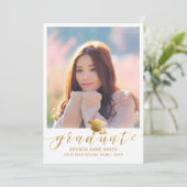 Modernes Abschluss Foto Gold Script Cap auf Weiß Ankündigung (Stehend Vorderseite)