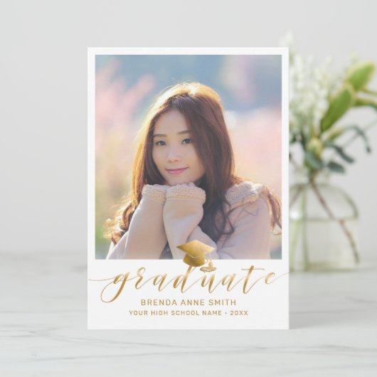 Modernes Abschluss Foto Gold Script Cap auf Weiß Ankündigung (Stehend Vorderseite)