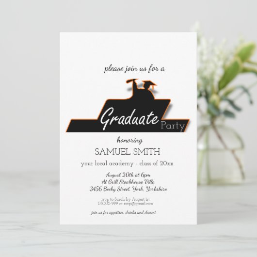 Modernes Abschluss Script Black & White Scroll Einladung (Stehend Vorderseite)