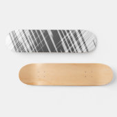 Modernes abstraktes Schwarz-weißes Streifenmuster Skateboard (Horizontal)