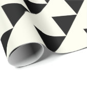Modernes Abstraktes Schwarzes Elfenbeindreieck Geo Geschenkpapier (Rolleneckpunkt)