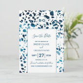 Modernes Abstraktes Terrazzo Mosaik Blau Save the Save The Date (Stehend Vorderseite)