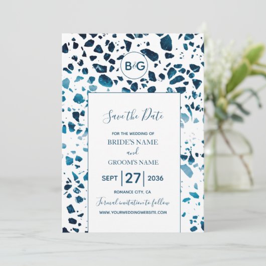 Modernes Abstraktes Terrazzo Mosaik Blau Save the Save The Date (Stehend Vorderseite)