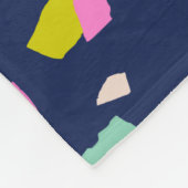Modernes Abstraktes Terrazzo-Muster in Blau Fleecedecke (Ecke)