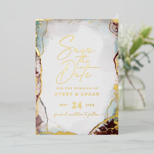 Modernes Abstraktes Weinrot Save the Date Real Gol Folieneinladung (Stehend vorne)