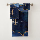Modernes Agate Geode Navy Blue Gold Monogram Scrip Badhandtuch Set (Insitu)