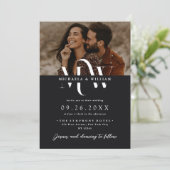 Modernes Allround-QR-Code in einem eleganten Monog Einladung (Stehend Vorderseite)