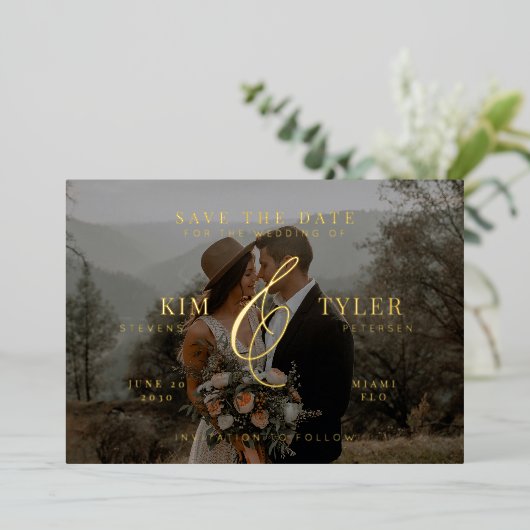 Modernes Ampersand-Foto-Overlay Save the Date schw Folieneinladung (Stehend vorne)