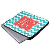 Modernes Aqua-korallenrotes Zickzack Monogramm 15" Laptopschutzhülle (Vorne Knopf)