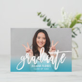 Modernes Aquamarin Blue Brushed Script Graduate Fo Einladung (Stehend Vorderseite)