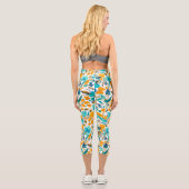 Modernes aquamarin-orangefarbenes Blumenmuster Capri Leggings (Rückseite)