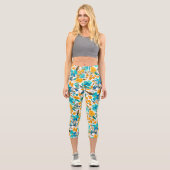 Modernes aquamarin-orangefarbenes Blumenmuster Capri Leggings (Vorderseite)