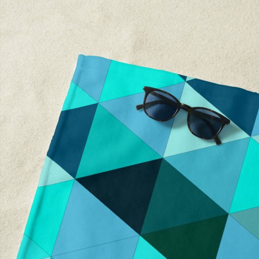 Modernes Aquamarines Dreiecksmuster Strandtuch (Beispiel)
