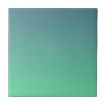 Modernes Aquamarines Minze Green Ombre Fliese<br><div class="desc">Diese Keramik-Kachel zeichnet sich durch ein schlichtes,  trendiges,  grünes Ober-Design aus,  das von aquamarin bis mint grün reicht.</div>