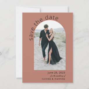 Modernes Arch Boho Hochzeit rettet das Datum