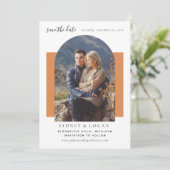 Modernes Arch Burnt Orange Wedding Foto Save The Date (Stehend Vorderseite)