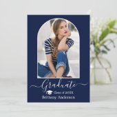 Modernes Arch Cap Calligraphy Foto Blue Abschluss Ankündigung (Stehend Vorderseite)