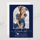 Modernes Arch Cap Calligraphy Foto Blue Abschluss Ankündigung (Vorne/Hinten)